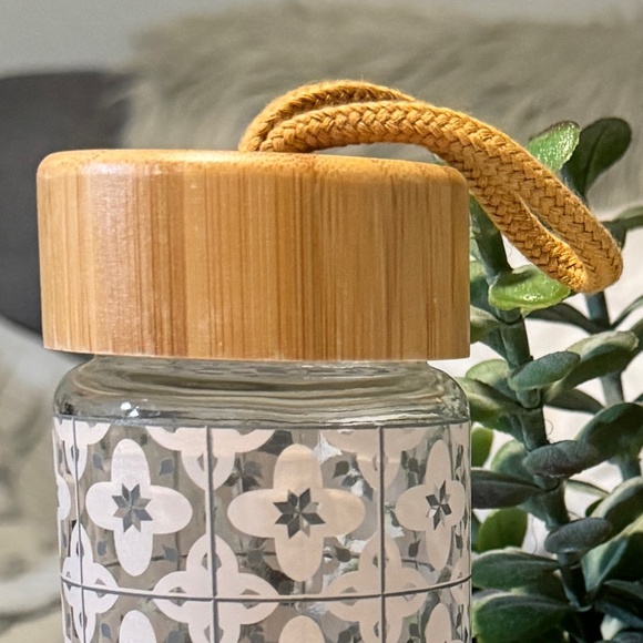 White Flower Pattern 20 oz Travel Cup Glass Bottle Container Bamboo Lid - Picture 3 of 6